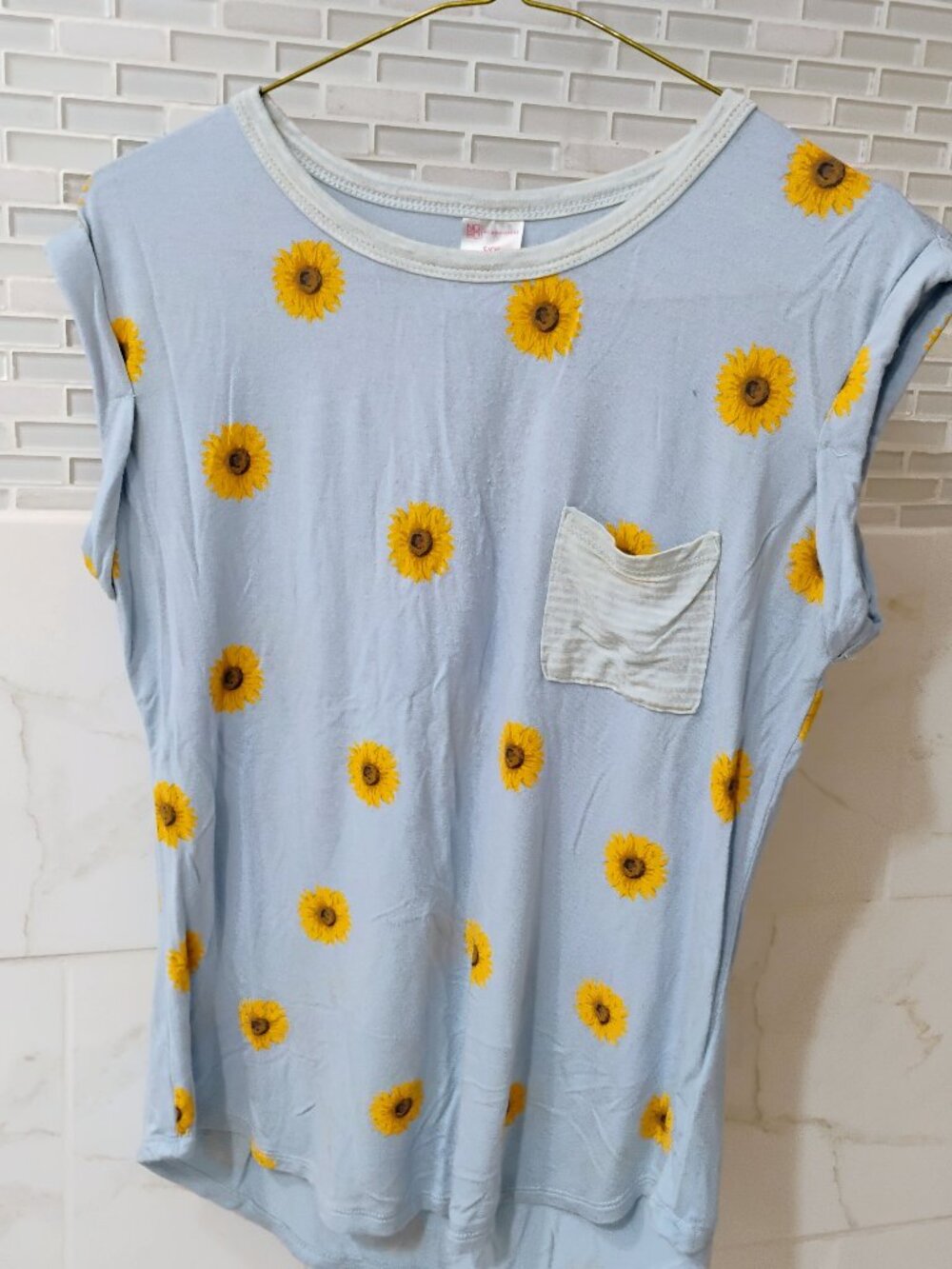 🌻 Adorable Light Blue Sunflower Pocket Tee – Size Small/Medium